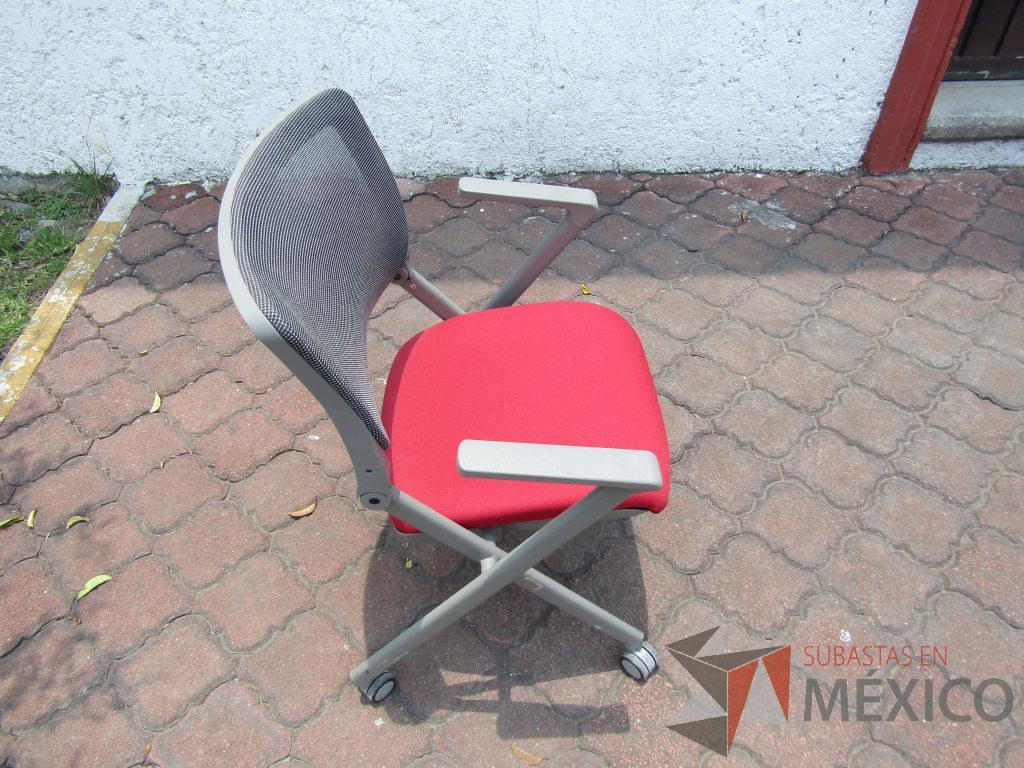 Lote 035 - 6 Sillas de visita con ruedas, descansabrazos fijo, asiento plegable en tela color rojo y respaldo en malla - Imagen 7