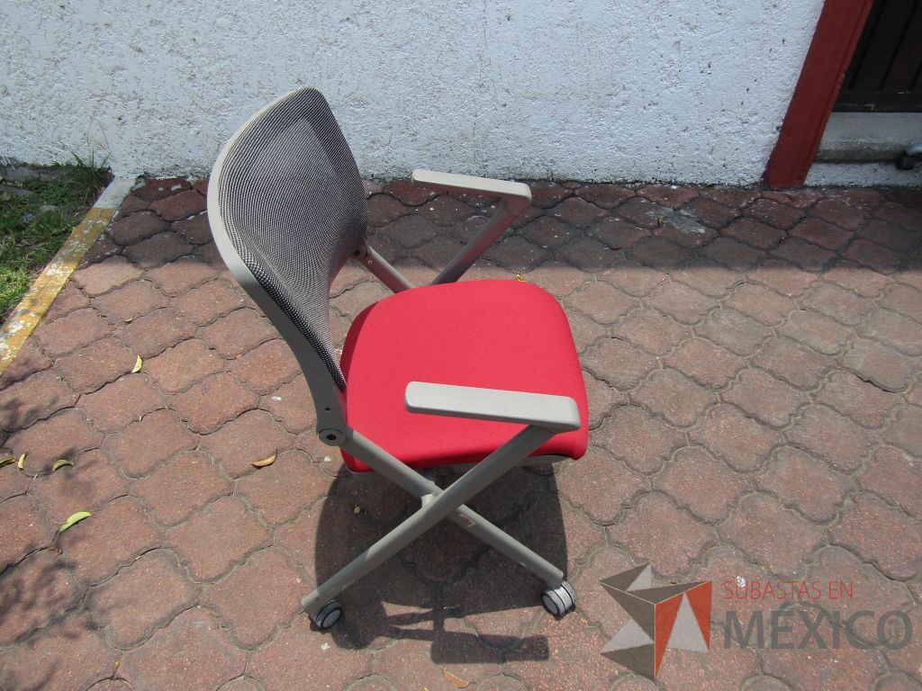 Lote 035 - 6 Sillas de visita con ruedas, descansabrazos fijo, asiento plegable en tela color rojo y respaldo en malla - Imagen 2