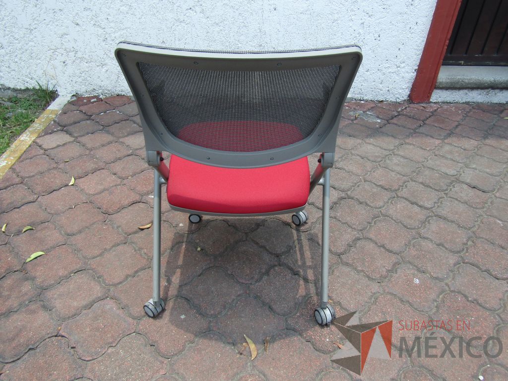Lote 035 - 6 Sillas de visita con ruedas, descansabrazos fijo, asiento plegable en tela color rojo y respaldo en malla - Imagen 3