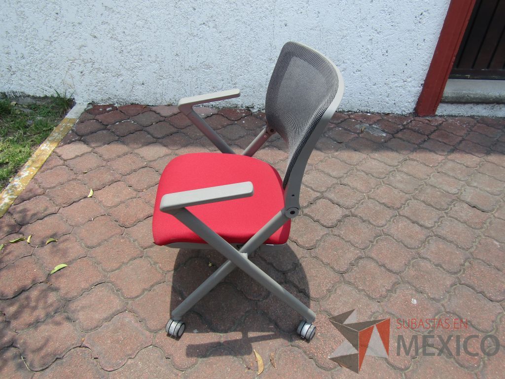 Lote 035 - 6 Sillas de visita con ruedas, descansabrazos fijo, asiento plegable en tela color rojo y respaldo en malla - Imagen 4
