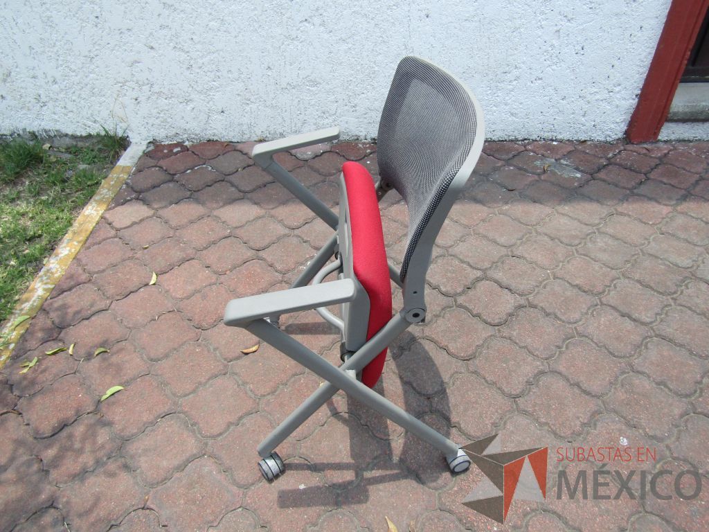 Lote 035 - 6 Sillas de visita con ruedas, descansabrazos fijo, asiento plegable en tela color rojo y respaldo en malla - Imagen 5