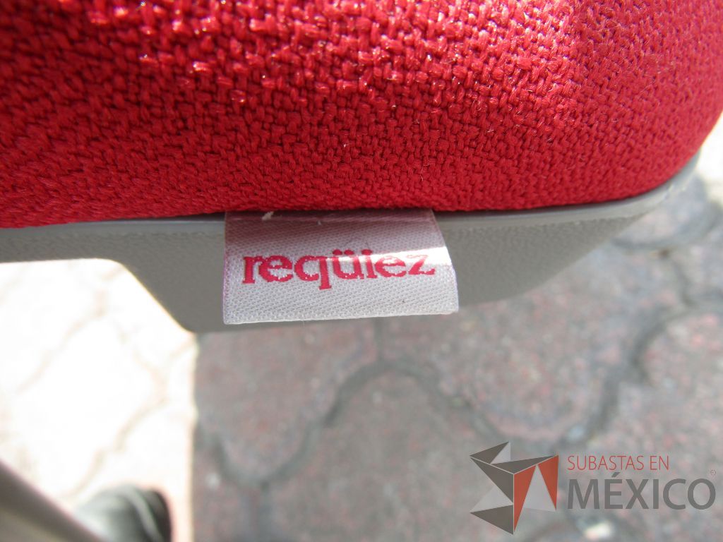 Lote 035 - 6 Sillas de visita con ruedas, descansabrazos fijo, asiento plegable en tela color rojo y respaldo en malla - Imagen 6