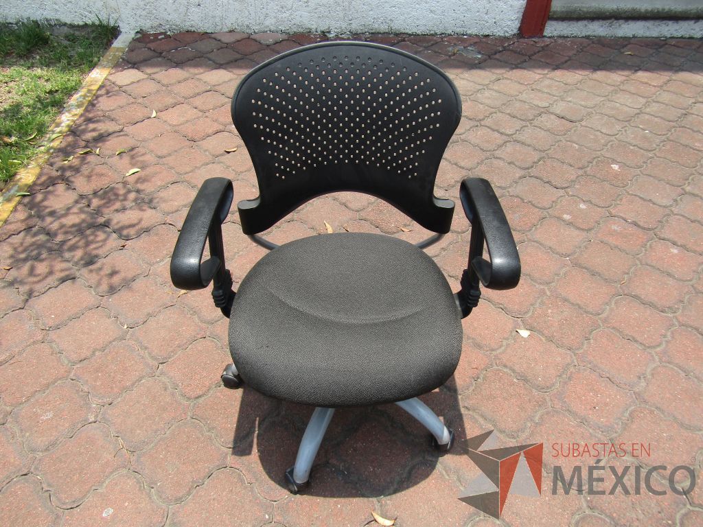 Lote 036 - 4 Sillas operativas con ruedas, descansabrazos fijo, respaldo en plástico y asiento en tela color gris