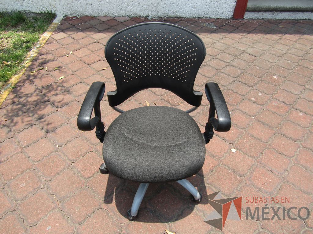Lote 036 - 4 Sillas operativas con ruedas, descansabrazos fijo, respaldo en plástico y asiento en tela color gris - Imagen 2