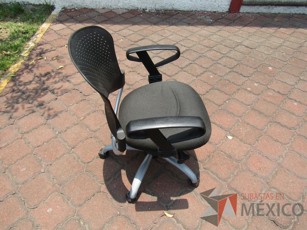 Lote 036 - 4 Sillas operativas con ruedas, descansabrazos fijo, respaldo en plástico y asiento en tela color gris - Imagen 3