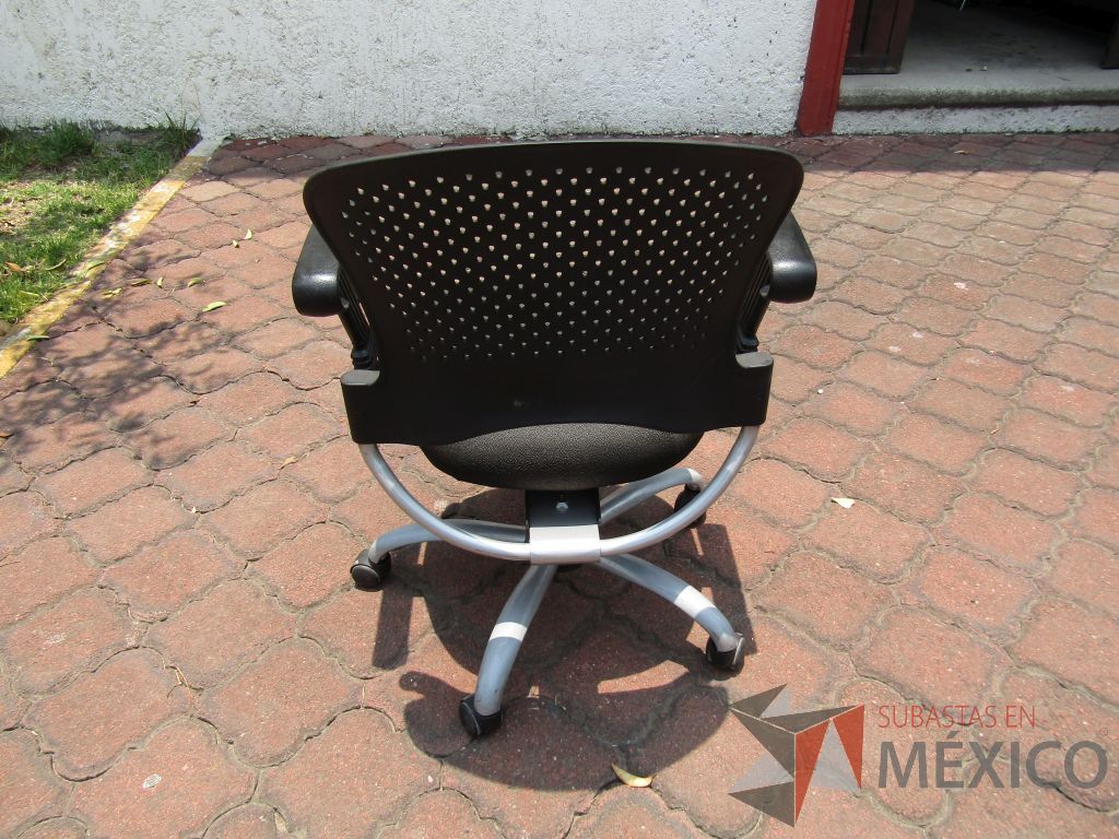 Lote 036 - 4 Sillas operativas con ruedas, descansabrazos fijo, respaldo en plástico y asiento en tela color gris - Imagen 4