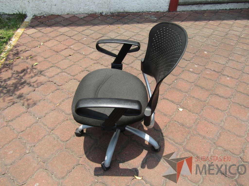 Lote 036 - 4 Sillas operativas con ruedas, descansabrazos fijo, respaldo en plástico y asiento en tela color gris - Imagen 5