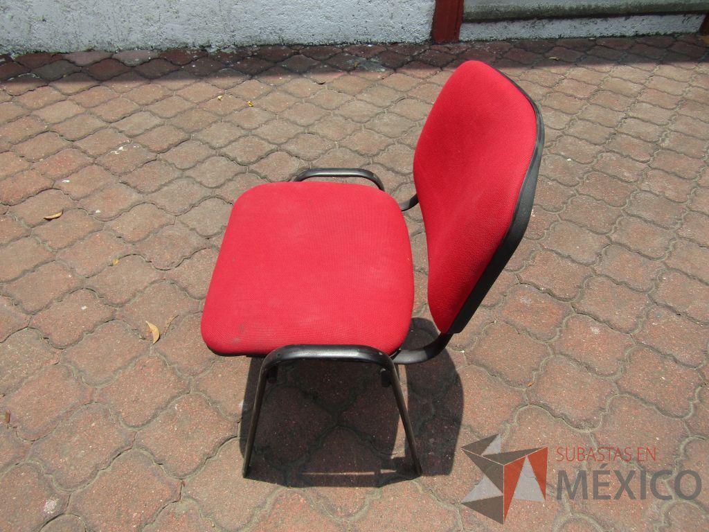 Lote 038 - 2 Sillas fijas, asiento y respaldo en tela color rojo - Imagen 4