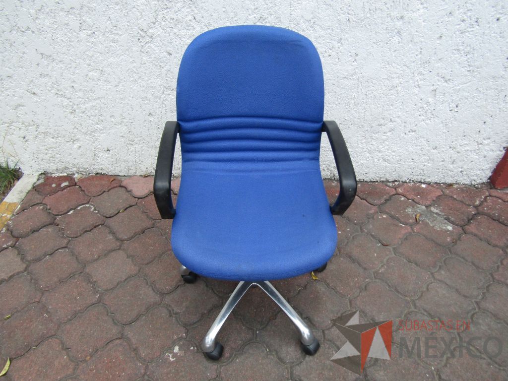 Lote 039 - 5 Sillas operativas con ruedas, descansabrazos fijo, asiento y respaldo en tela color azul