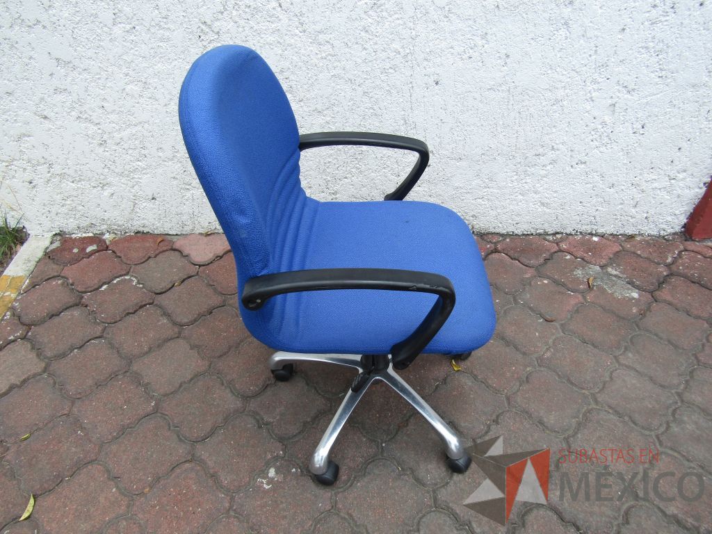 Lote 101 - 5 Sillas operativas con ruedas, descansabrazos fijo, asiento y respaldo en tela color azul - Imagen 2