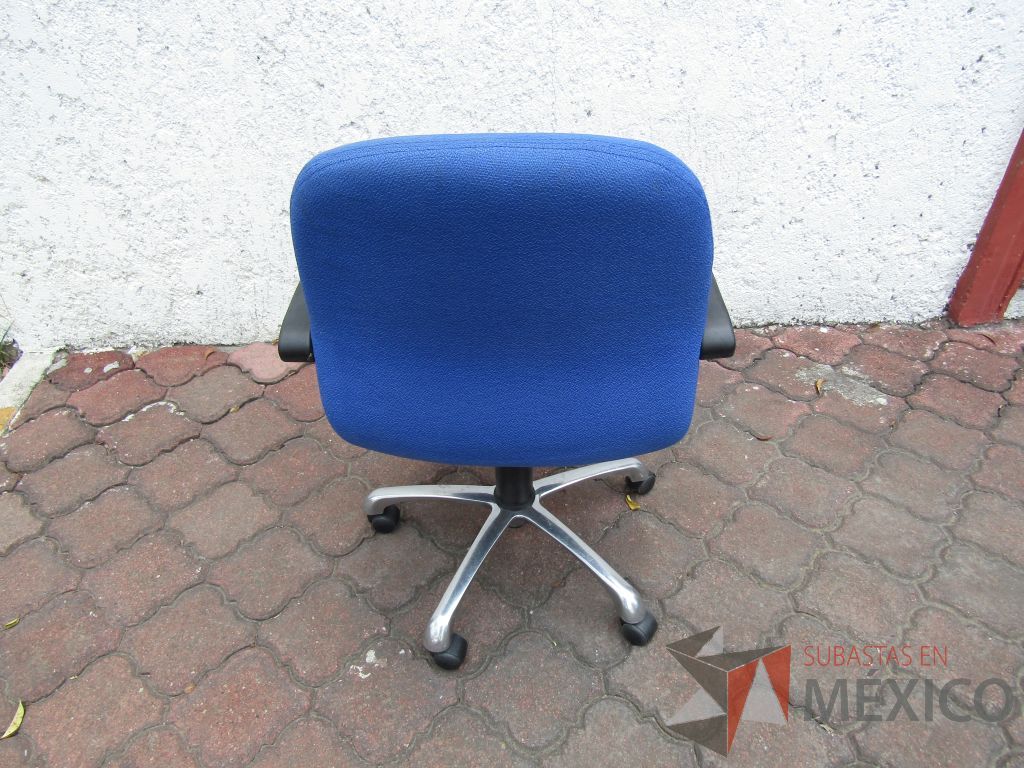 Lote 039 - 5 Sillas operativas con ruedas, descansabrazos fijo, asiento y respaldo en tela color azul - Imagen 3