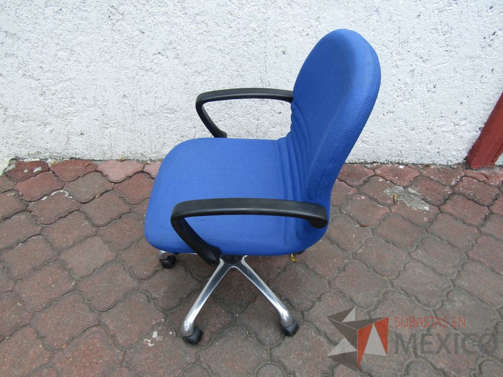 Lote 101 - 5 Sillas operativas con ruedas, descansabrazos fijo, asiento y respaldo en tela color azul - Imagen 4