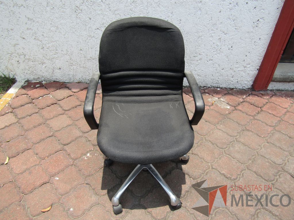 Lote 089 - 5 Sillas operativas con ruedas, descansabrazos fijo, asiento y respaldo en tela color negro