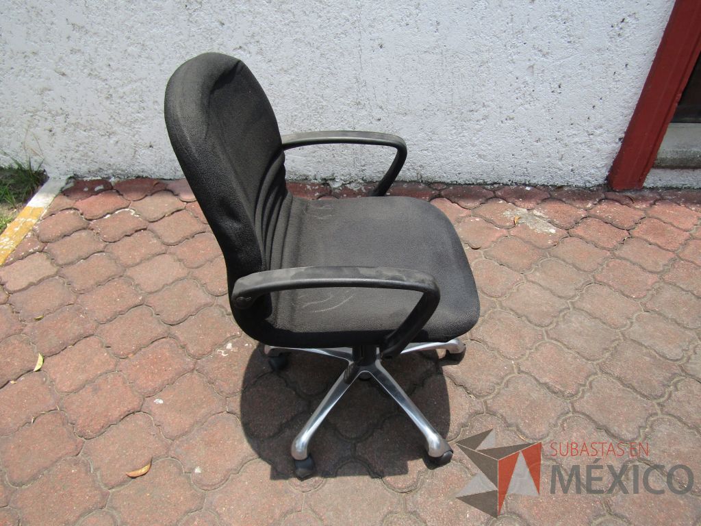 Lote 089 - 5 Sillas operativas con ruedas, descansabrazos fijo, asiento y respaldo en tela color negro - Imagen 2