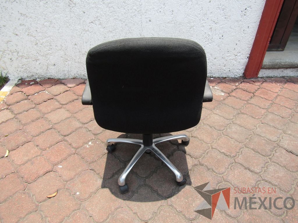Lote 040 - 5 Sillas operativas con ruedas, descansabrazos fijo, asiento y respaldo en tela color negro - Imagen 3