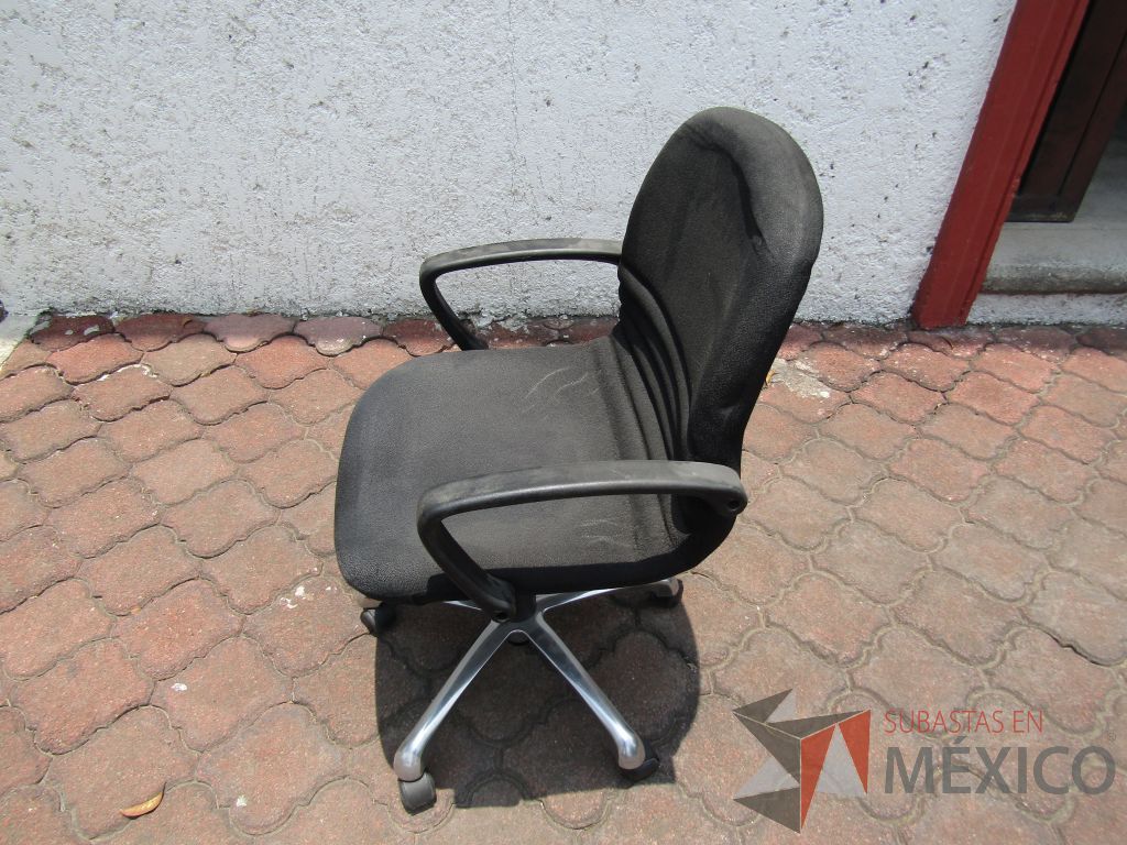Lote 089 - 5 Sillas operativas con ruedas, descansabrazos fijo, asiento y respaldo en tela color negro - Imagen 4