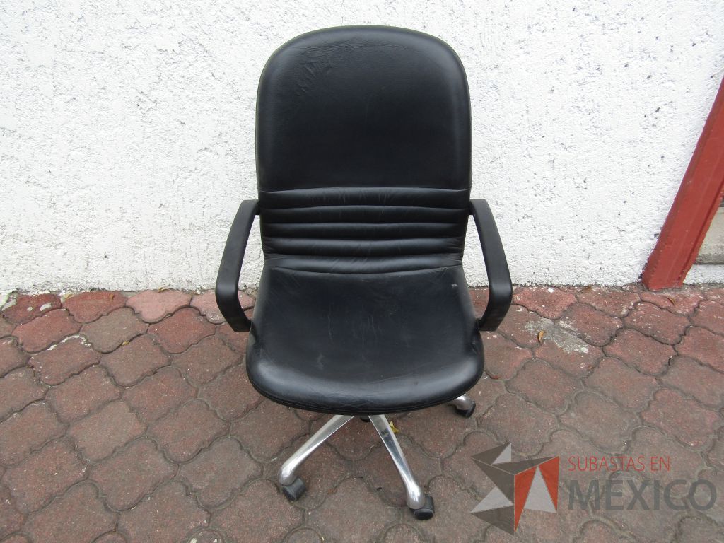 Lote 005 - 5 Sillas operativas con ruedas, descansabrazos fijo, asiento y respaldo tipo piel color negro