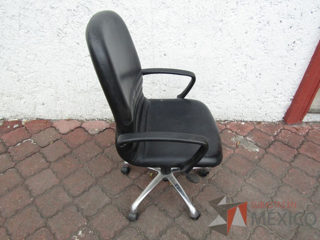 Lote 005 - 5 Sillas operativas con ruedas, descansabrazos fijo, asiento y respaldo tipo piel color negro - Imagen 2