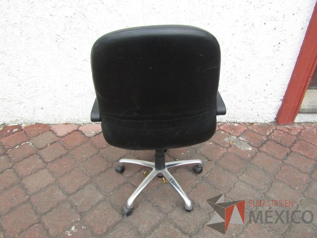 Lote 005 - 5 Sillas operativas con ruedas, descansabrazos fijo, asiento y respaldo tipo piel color negro - Imagen 3
