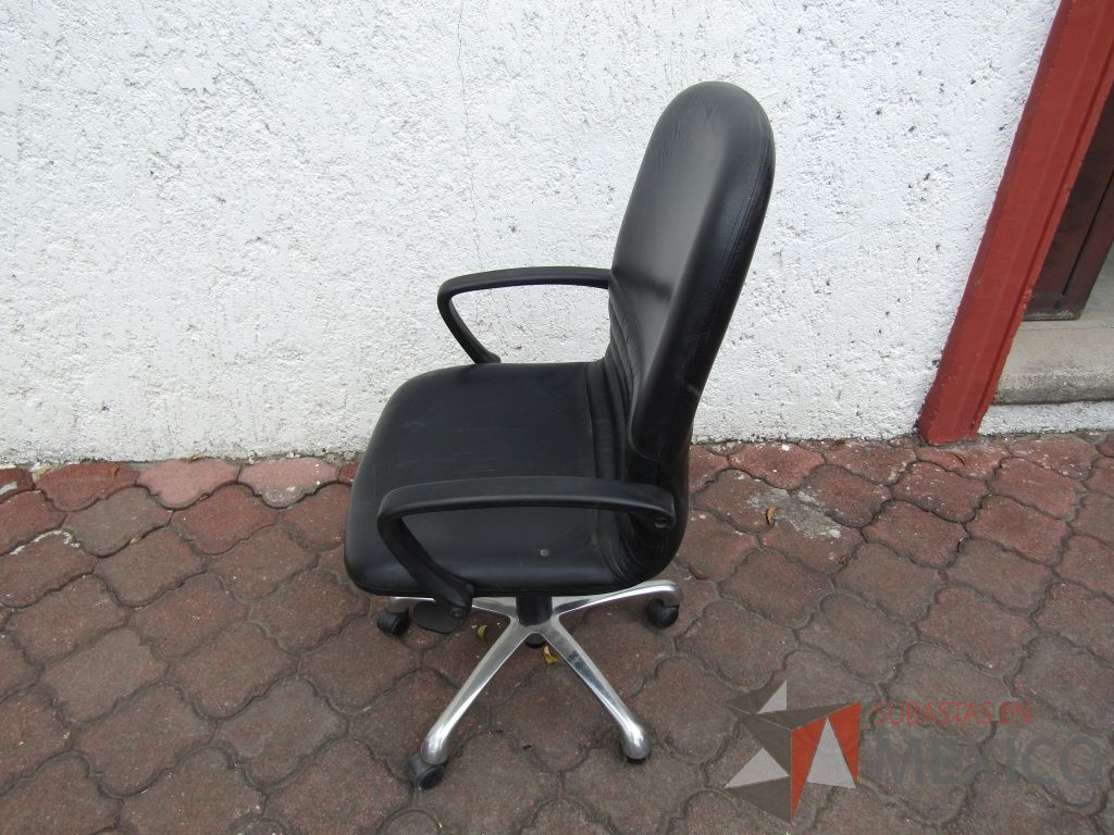 Lote 005 - 5 Sillas operativas con ruedas, descansabrazos fijo, asiento y respaldo tipo piel color negro - Imagen 4