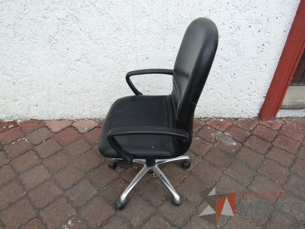 Lote 005 - 5 Sillas operativas con ruedas, descansabrazos fijo, asiento y respaldo tipo piel color negro - Imagen 5