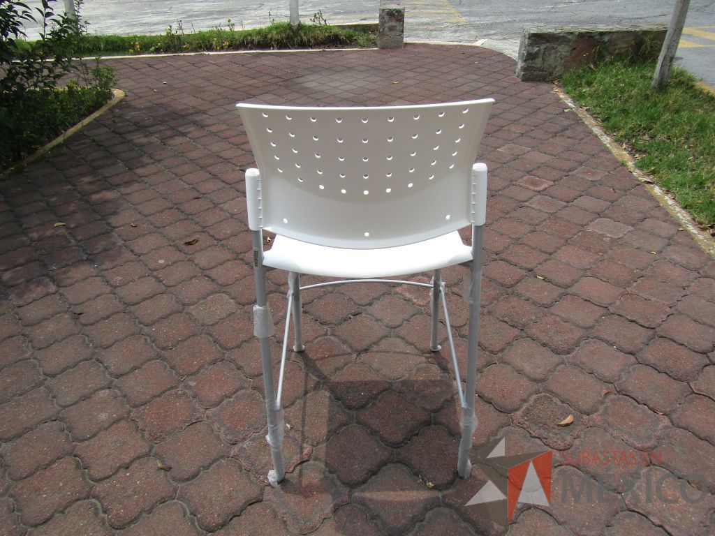 Lote 043 - 3 Bancos altos, asiento y respaldo en plástico color blanco - Imagen 5