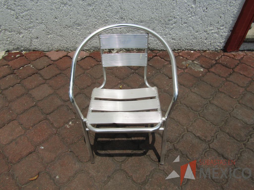 Lote 157 - 4 Sillas fijas, asiento y respaldo metálico color gris