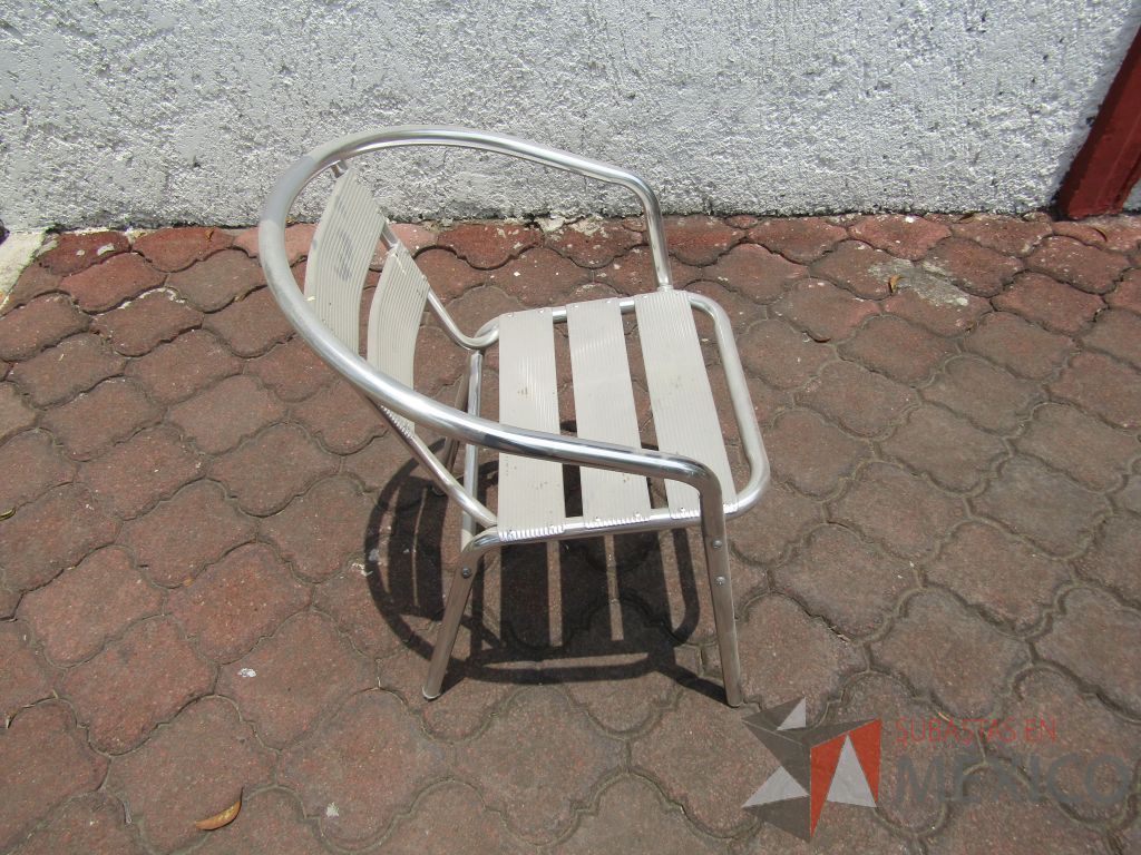 Lote 157 - 4 Sillas fijas, asiento y respaldo metálico color gris - Imagen 4
