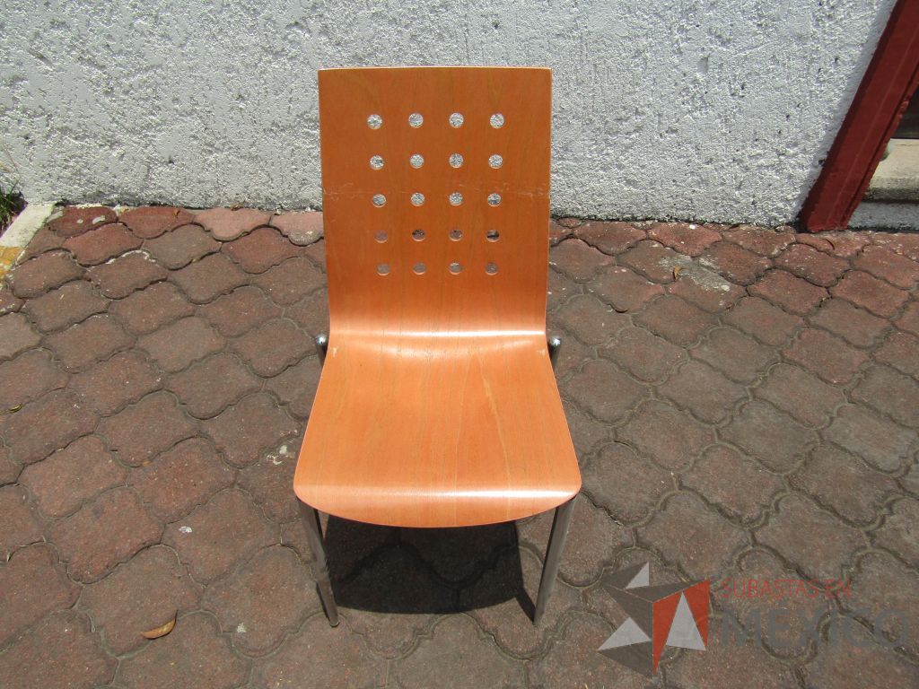 Lote 045 - 4 Sillas fijas, 4 patas metálicas, asiento y respaldo de madera