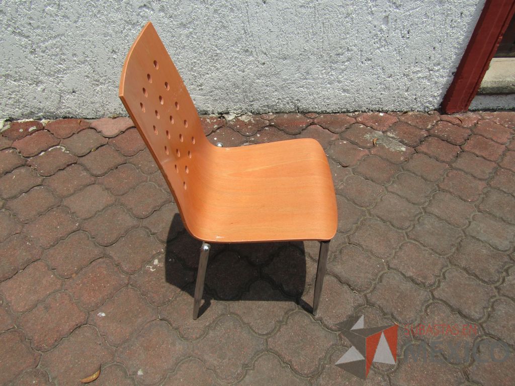 Lote 073 - 4 Sillas fijas, 4 patas metálicas, asiento y respaldo de madera - Imagen 2