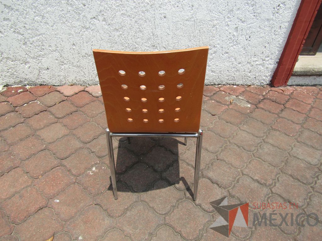 Lote 073 - 4 Sillas fijas, 4 patas metálicas, asiento y respaldo de madera - Imagen 3