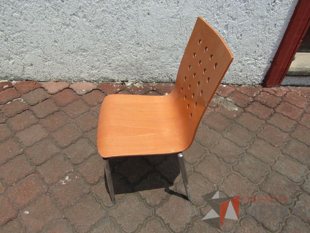 Lote 045 - 4 Sillas fijas, 4 patas metálicas, asiento y respaldo de madera - Imagen 4