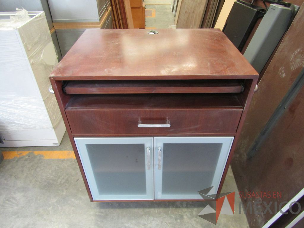 Lote 011 - Gabinete con ruedas, 1 cajón, 1 porta teclado y 2 puertas - Imagen 2