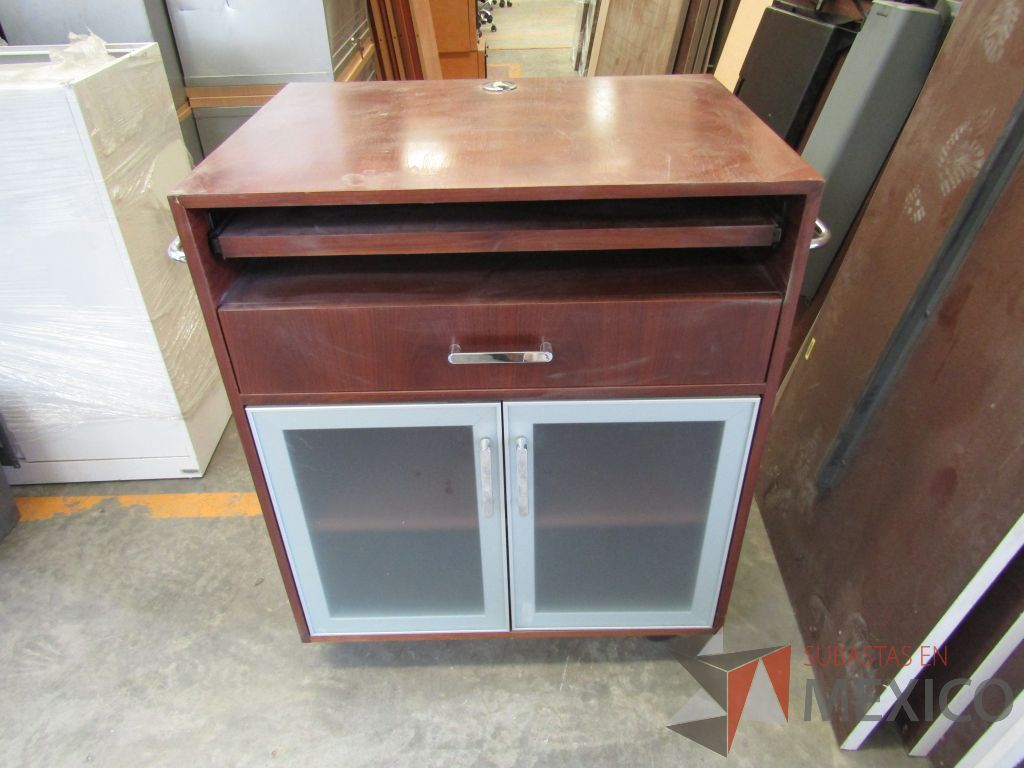 Lote 011 - Gabinete con ruedas, 1 cajón, 1 porta teclado y 2 puertas - Imagen 3