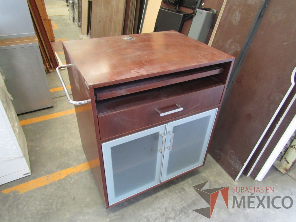 Lote 011 - Gabinete con ruedas, 1 cajón, 1 porta teclado y 2 puertas - Imagen 4