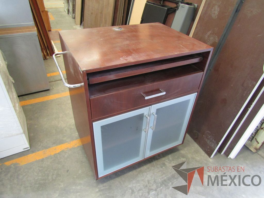 Lote 011 - Gabinete con ruedas, 1 cajón, 1 porta teclado y 2 puertas - Imagen 5
