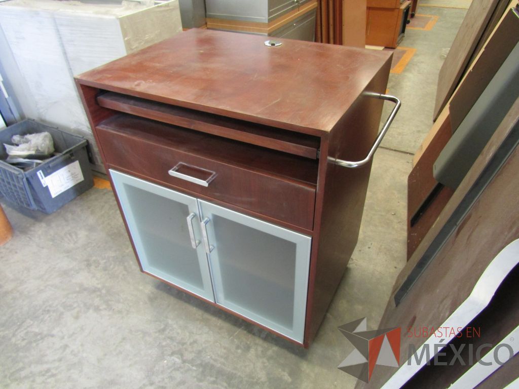 Lote 011 - Gabinete con ruedas, 1 cajón, 1 porta teclado y 2 puertas