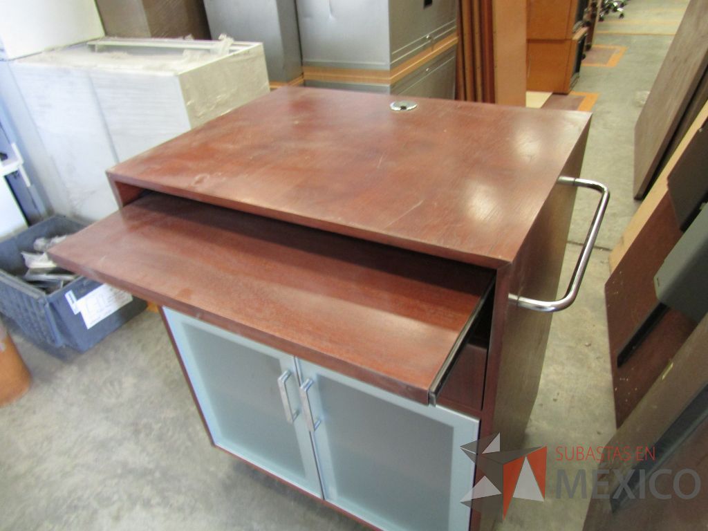 Lote 011 - Gabinete con ruedas, 1 cajón, 1 porta teclado y 2 puertas - Imagen 6