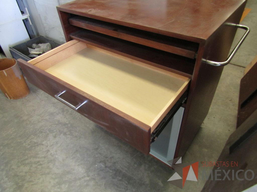 Lote 011 - Gabinete con ruedas, 1 cajón, 1 porta teclado y 2 puertas - Imagen 7