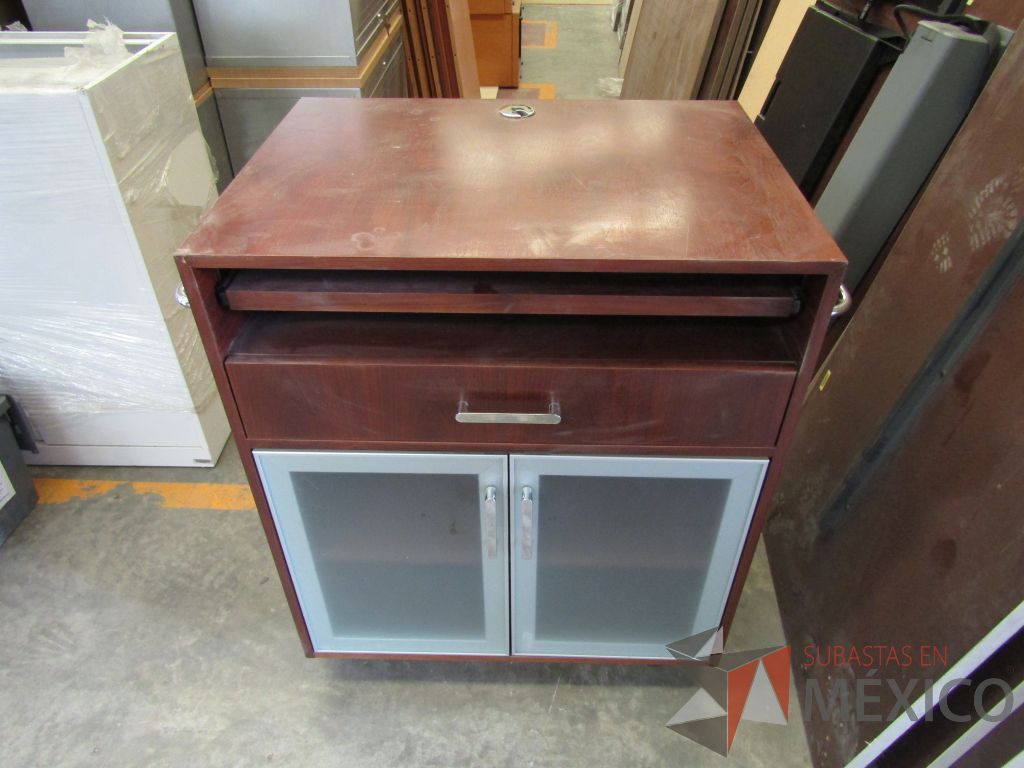 Lote 011 - Gabinete con ruedas, 1 cajón, 1 porta teclado y 2 puertas - Imagen 9