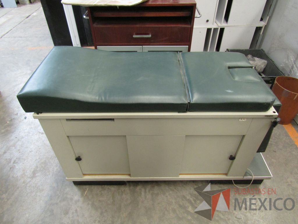 Lote 050 - Mesa de exploración medica, con 2 puertas, asiento y respaldo color verde y 1 color negro - Imagen 8