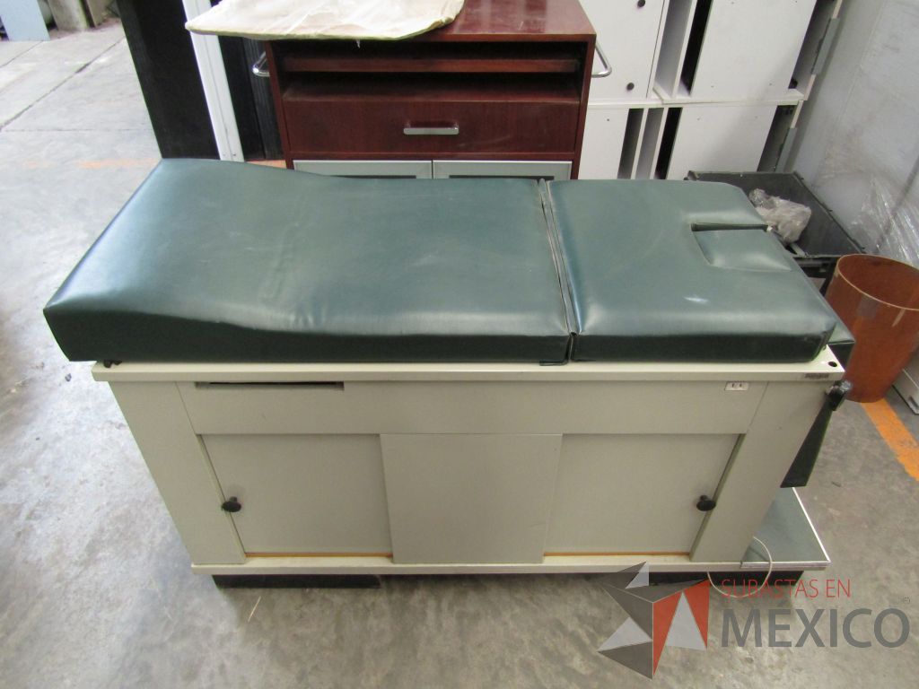 Lote 050 - Mesa de exploración medica, con 2 puertas, asiento y respaldo color verde y 1 color negro - Imagen 2