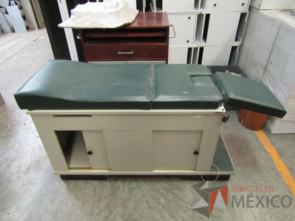 Lote 050 - Mesa de exploración medica, con 2 puertas, asiento y respaldo color verde y 1 color negro - Imagen 4