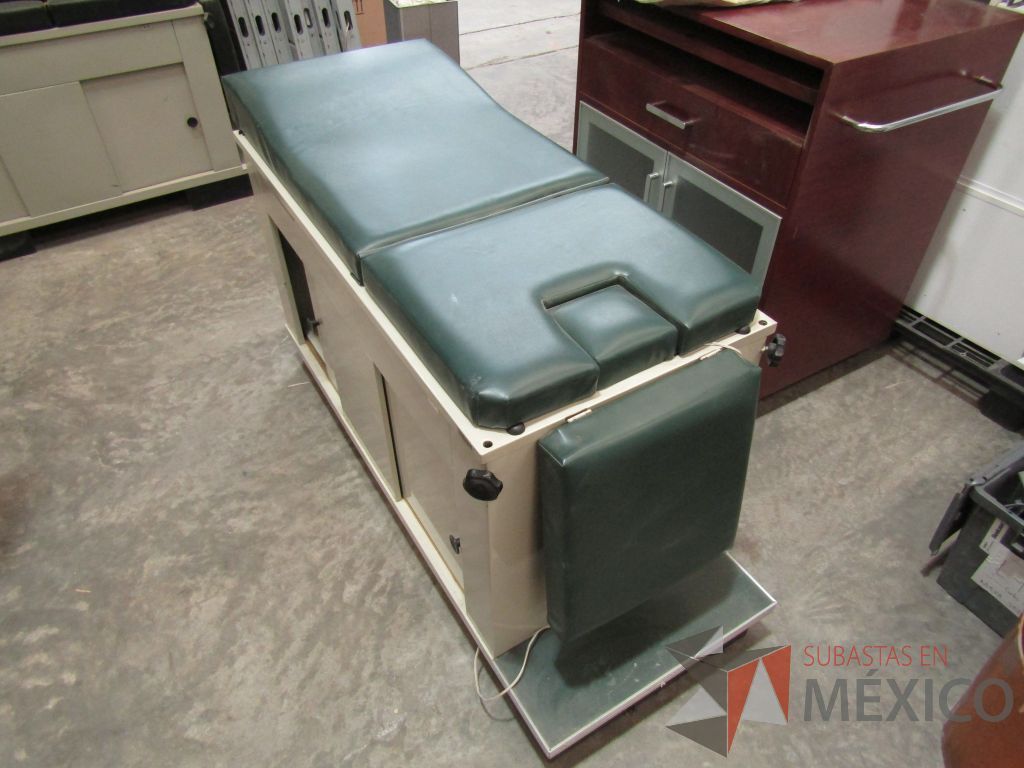 Lote 050 - Mesa de exploración medica, con 2 puertas, asiento y respaldo color verde y 1 color negro - Imagen 5