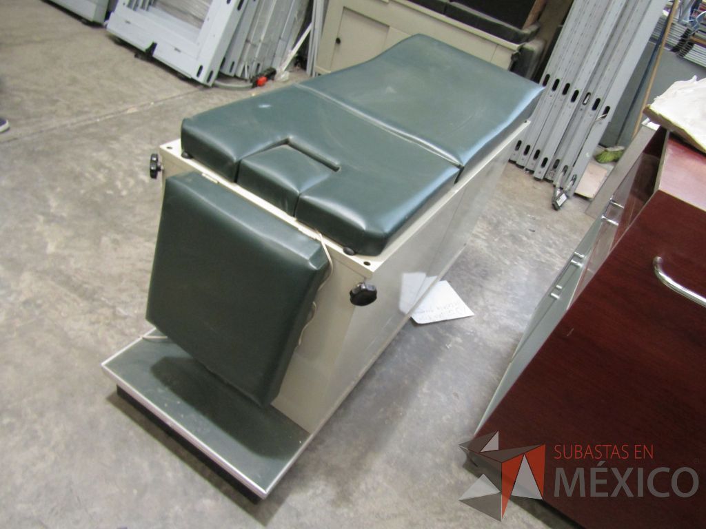 Lote 050 - Mesa de exploración medica, con 2 puertas, asiento y respaldo color verde y 1 color negro - Imagen 6