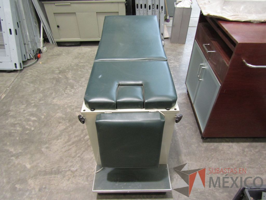 Lote 050 - Mesa de exploración medica, con 2 puertas, asiento y respaldo color verde y 1 color negro - Imagen 7