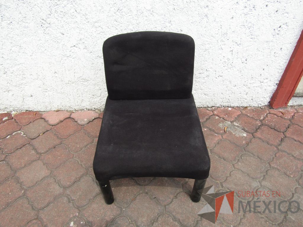 Lote 013 - 2 Sillas con 4 patas de plástico, asiento y respaldo en tela color negro
