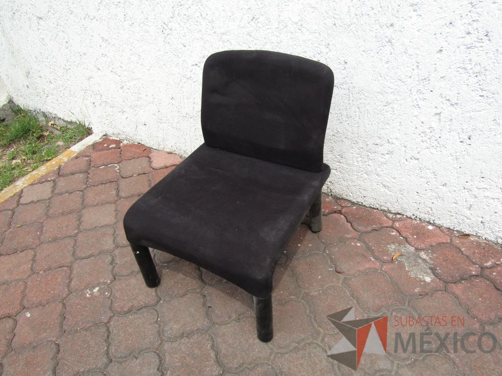 Lote 013 - 2 Sillas con 4 patas de plástico, asiento y respaldo en tela color negro - Imagen 3