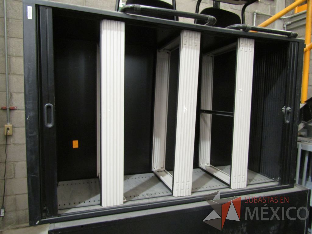 Lote 108 - Librero metálico con 3 entrepaños para guardar archivo y 2 puertas corredizas color negro - Imagen 2