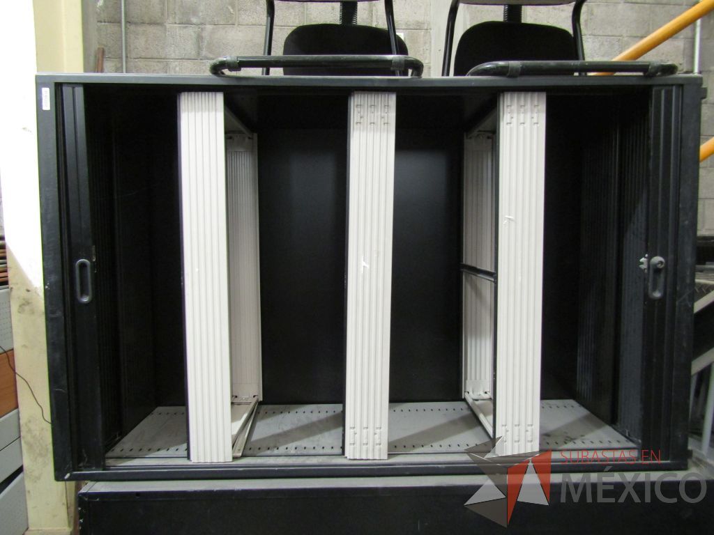 Lote 108 - Librero metálico con 3 entrepaños para guardar archivo y 2 puertas corredizas color negro